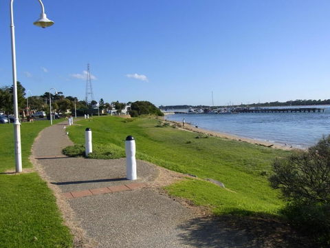 Black Dolphin Waterfront Apartment - Accommodation ACT 6