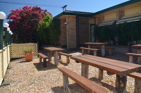 Tall Timbers Motel - Accommodation ACT 4