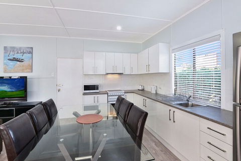 Lakeside Cabin - Accommodation ACT 7
