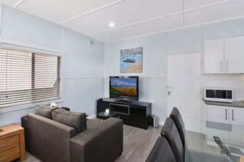 Lakeside Cabin - Accommodation ACT 0