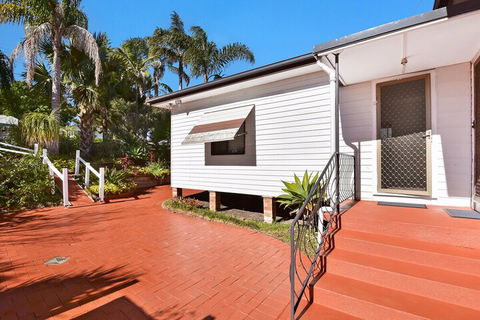 Lakeside Cabin - Accommodation ACT 1