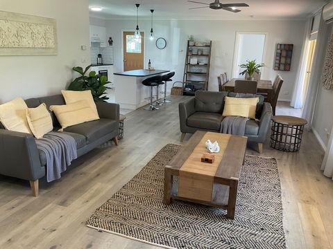 Valley View Townhouse - On The RAIL TRAIL - Accommodation ACT 2