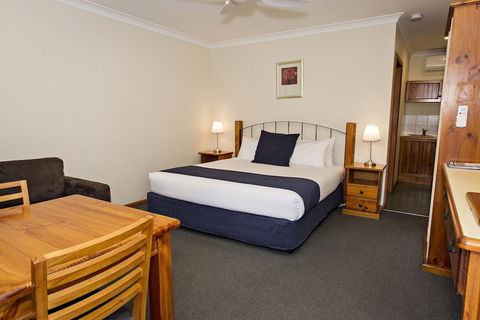 Colonial Motel And Serviced Apartments - Accommodation ACT 1