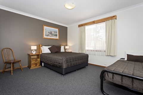 Colonial Motel And Serviced Apartments - Accommodation ACT 2
