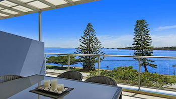 Lakeside Waterfront Apartment 18 - Accommodation ACT 4