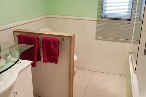 Spacious 2-Storey Home By The Bay: Sleeps 12 - Accommodation ACT 2