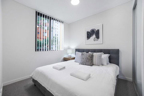 HomeHotel Walking Distance To Train & Westfield - Accommodation ACT 5