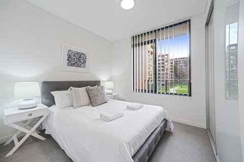 HomeHotel Walking Distance To Train & Westfield - Accommodation ACT 6