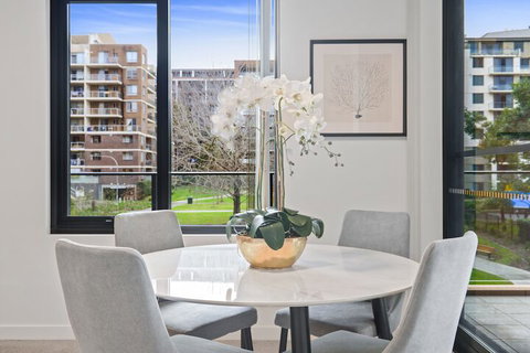 HomeHotel Walking Distance To Train & Westfield - Accommodation ACT 3