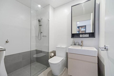 HomeHotel Walking Distance To Train & Westfield - Accommodation ACT 4