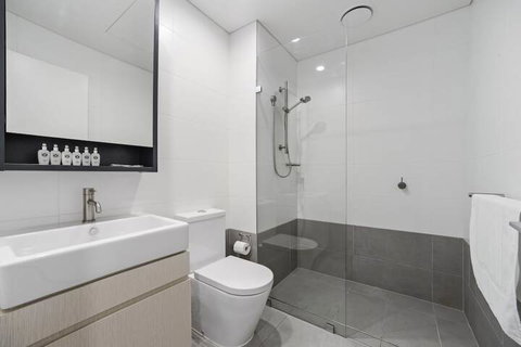 HomeHotel Walking Distance To Train & Westfield - Accommodation ACT 1