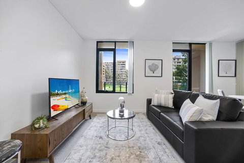 HomeHotel Walking Distance To Train & Westfield - Accommodation ACT 2