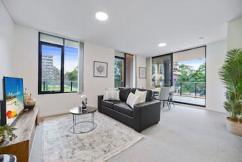 HomeHotel Walking Distance To Train & Westfield - Accommodation ACT 0