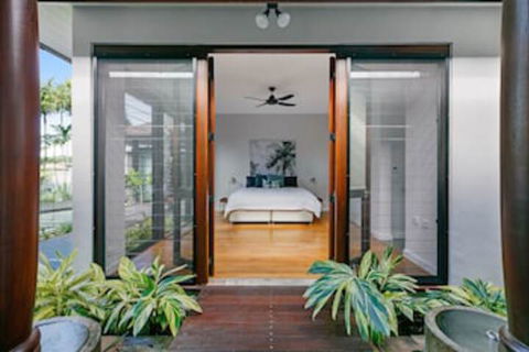 ESPRIT 2 PALM COVE BRAND NEW - Accommodation ACT 2