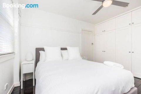 Two Bedroom Apartment In Elizabeth Bay & Potts Point - Accommodation ACT 3