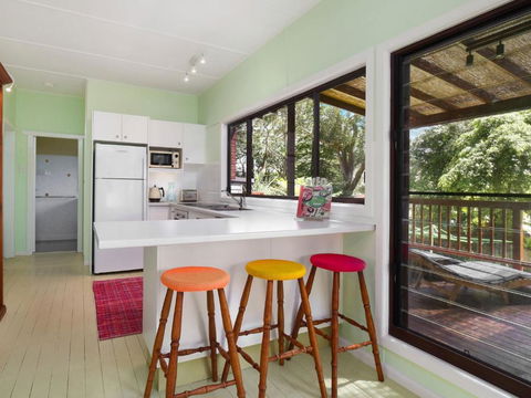 Retro Vibes 18 Norahview Street Bateau Bay - Accommodation ACT 3