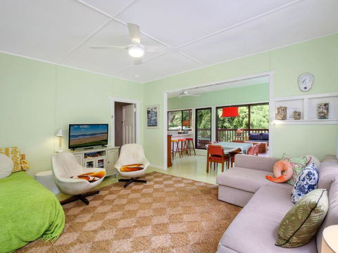 Retro Vibes 18 Norahview Street Bateau Bay - Accommodation ACT 2