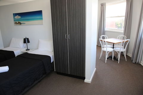 The Lakes Hotel - Accommodation ACT 4