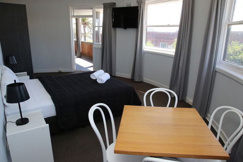 The Lakes Hotel - Accommodation ACT 6