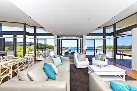 Sails On The Beachfront Exclusive Seaside Home - Accommodation ACT 3