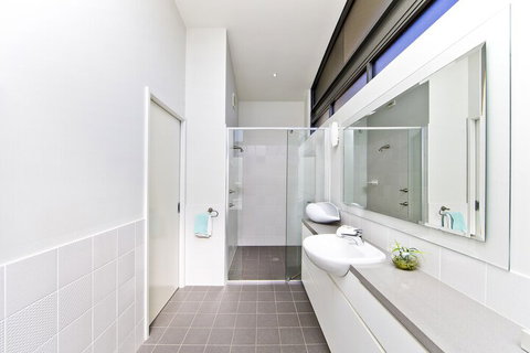 Sails On The Beachfront Exclusive Seaside Home - Accommodation ACT 4