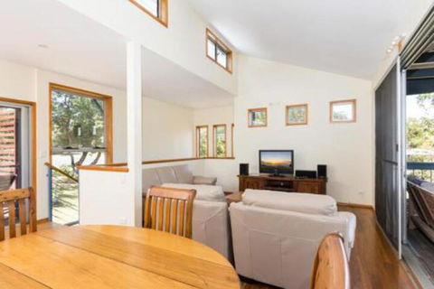 Blue Poles (Pets Allowed) - Accommodation ACT 2