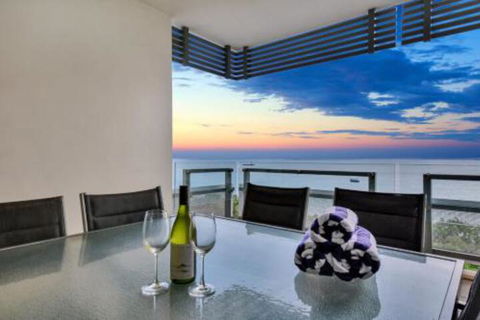 Oceana Darwin Central Oceanfront 3 Bedroom 2 Lounge Room Pool Gym Tennis Court Sleeps 9 - Accommodation ACT 0
