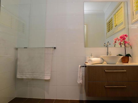 Magnificent Lakeview House Long Jetty - Accommodation ACT 3