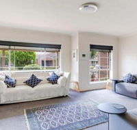 Walling Clifton Gardens backing onto golf course - Accommodation ACT