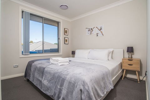 Peaceful 2kingbed Rootyhill Townhouse Near Station - Accommodation ACT 3