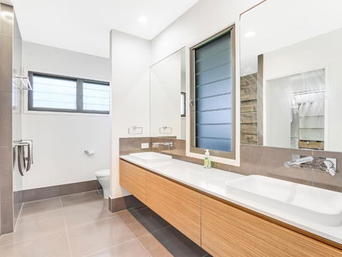 WATERFRONT HOME BORDERING MOOLOOLABA - Accommodation ACT 1