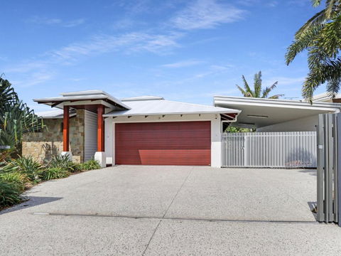 WATERFRONT HOME BORDERING MOOLOOLABA - Accommodation ACT 2