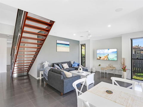 WATERFRONT HOME BORDERING MOOLOOLABA - Accommodation ACT 5