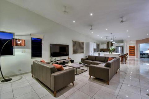 Luxury Darwin City Lights Jacuzzi Central Location Large House New Furnishings - Accommodation ACT 5