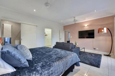 Luxury Darwin City Lights Jacuzzi Central Location Large House New Furnishings - Accommodation ACT 2