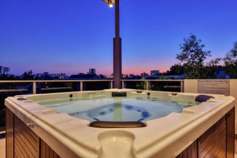 Luxury Darwin City Lights Jacuzzi Central Location Large House New Furnishings - Accommodation ACT 6
