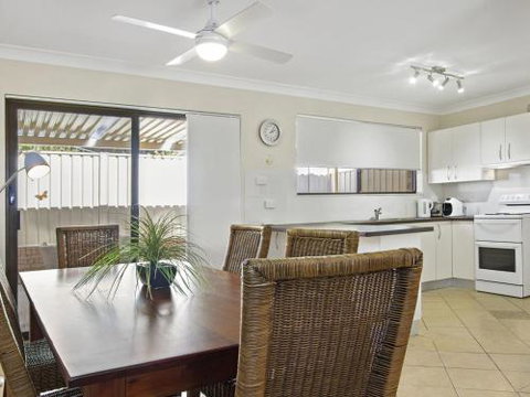 DAVIES STREET MOLLYMOOK 4 / 14 - Accommodation ACT 2