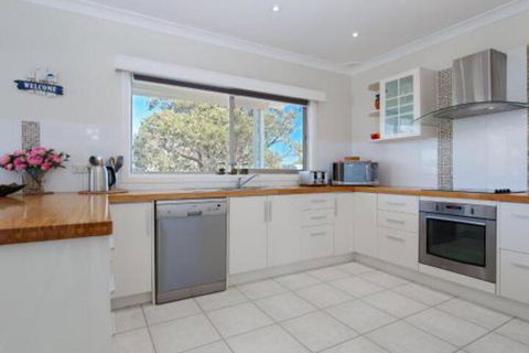 SeaHaven 2 Richardson Ave Large Home With Aircon Smart TV WIFI Netflix & Boat Parking - Accommodation ACT 4