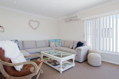 SeaHaven 2 Richardson Ave Large Home With Aircon Smart TV WIFI Netflix & Boat Parking - Accommodation ACT 3