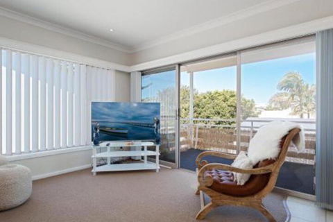 SeaHaven 2 Richardson Ave Large Home With Aircon Smart TV WIFI Netflix & Boat Parking - Accommodation ACT 6