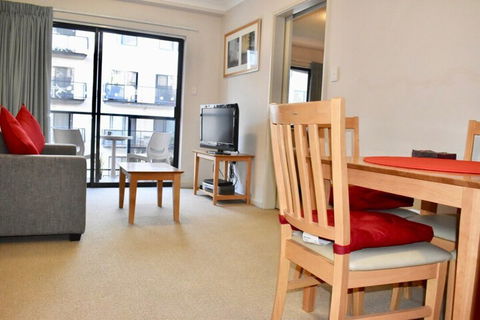Convenient City Aprt For 2 W / Pool Gym Tennis Court - Accommodation ACT 5