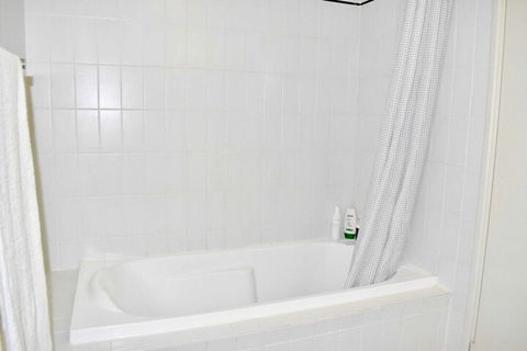 Convenient City Aprt For 2 W / Pool Gym Tennis Court - Accommodation ACT 6