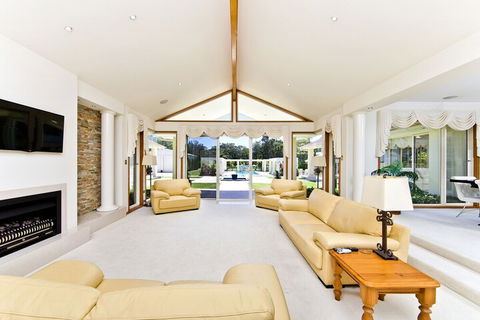 One Mile Mansion - Accommodation ACT 7