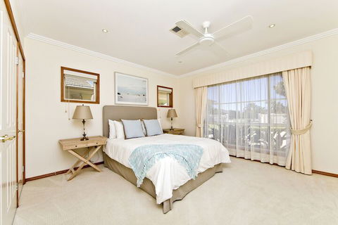 One Mile Mansion - Accommodation ACT 3
