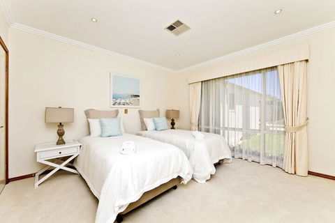 One Mile Mansion - Accommodation ACT 5