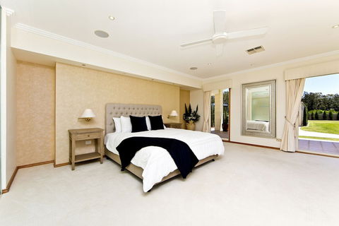 One Mile Mansion - Accommodation ACT 4
