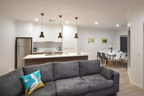 Boats And Bedzzz Houseboat Stays & Renmark River Villas - Accommodation ACT 7