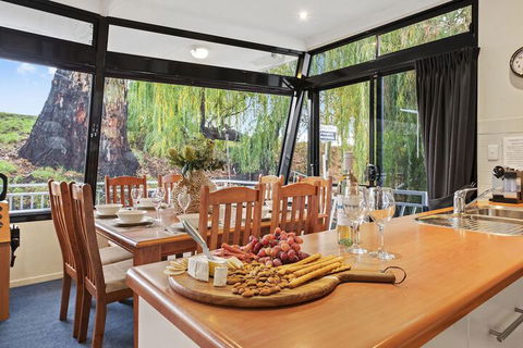 Boats And Bedzzz Houseboat Stays & Renmark River Villas - Accommodation ACT 4