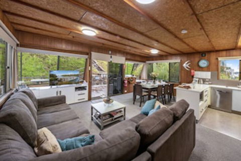 Boats And Bedzzz Houseboat Stays & Renmark River Villas - Accommodation ACT 0