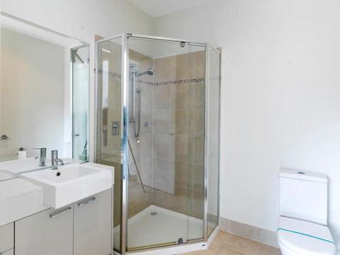 ONE LEVEL At BROADBEACH RESORT - Accommodation ACT 3